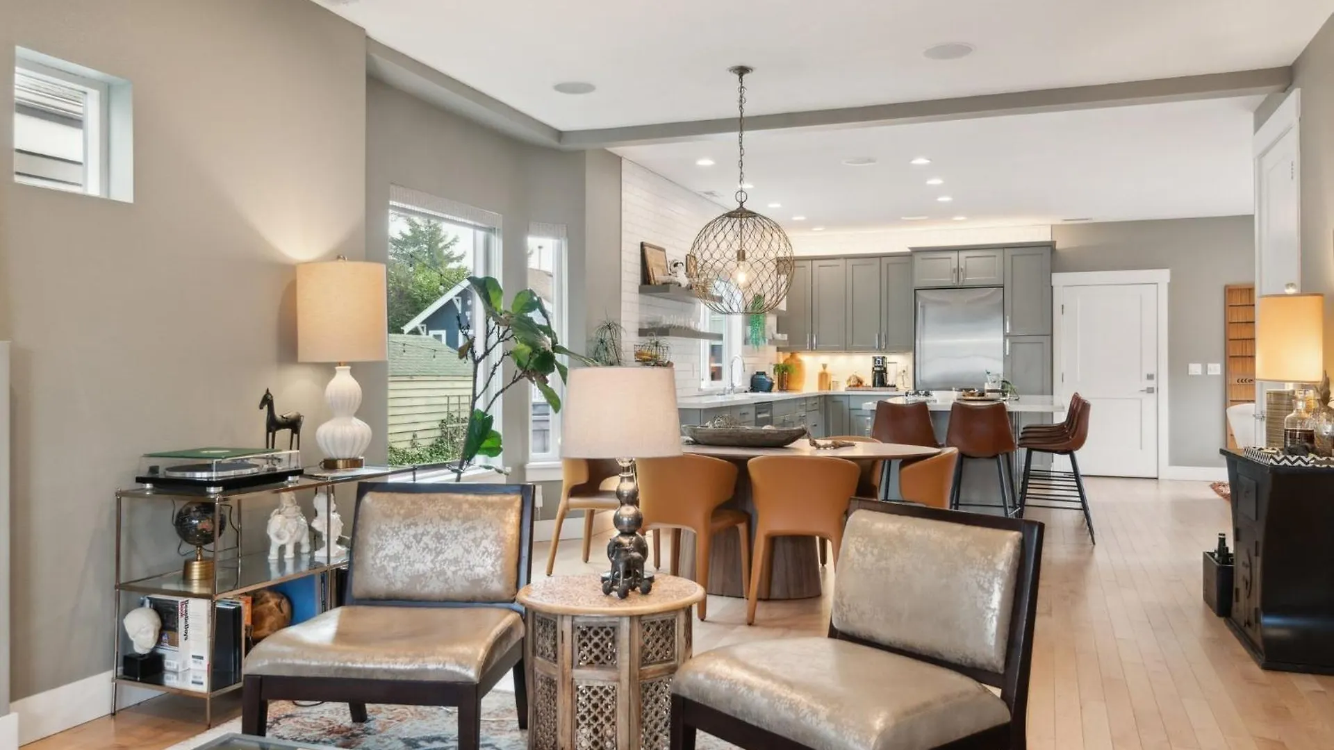 Spacious Family Retreat - Media Room & Patio Home Seattle