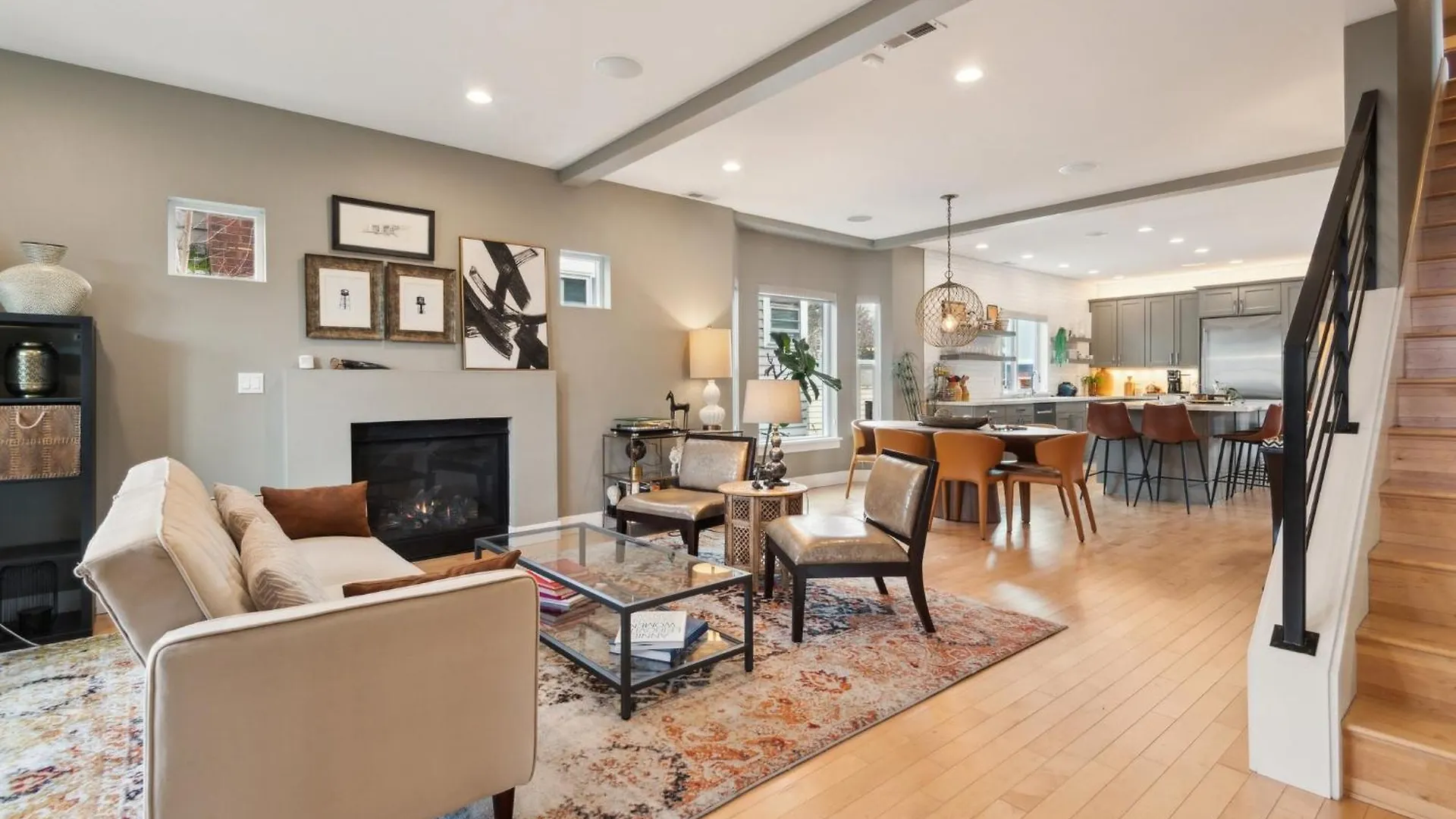 Spacious Family Retreat - Media Room & Patio Home Seattle