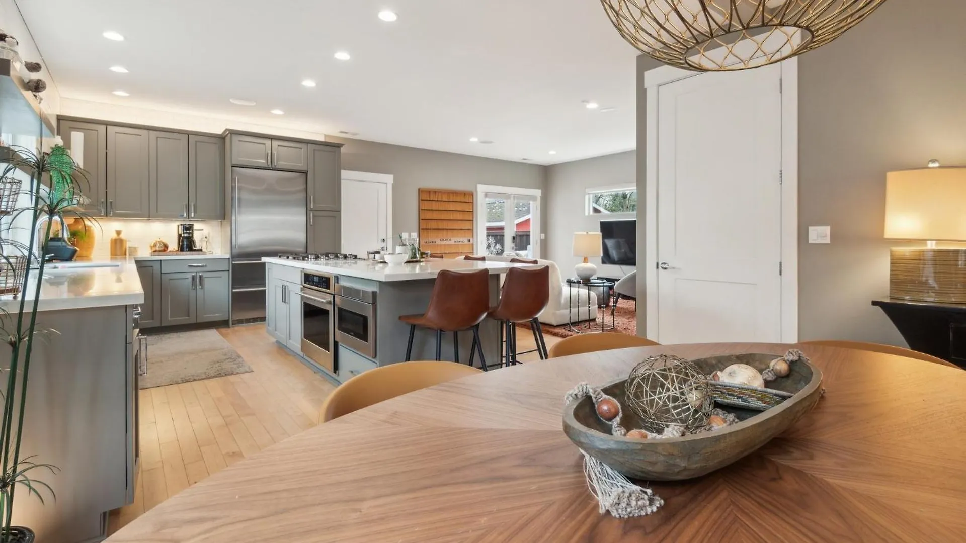 Spacious Family Retreat - Media Room & Patio Home Seattle